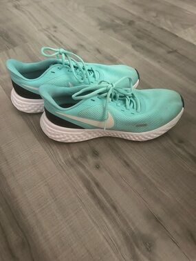 Nike Women's Athletic Shoes - Teal / White